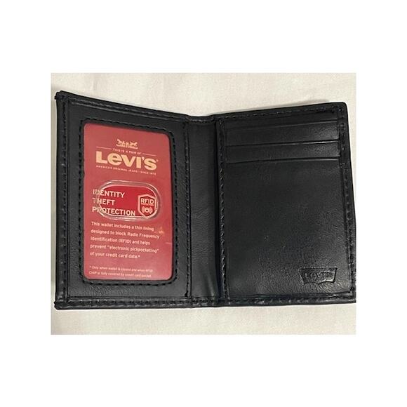 NWT Levi's Black Leather Wallet Credit Card Magnetic Clip ID Sleeve - Picture 2 of 11
